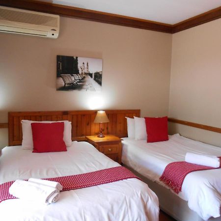 Oakwood Lodge Bloemfontein Bagian luar foto