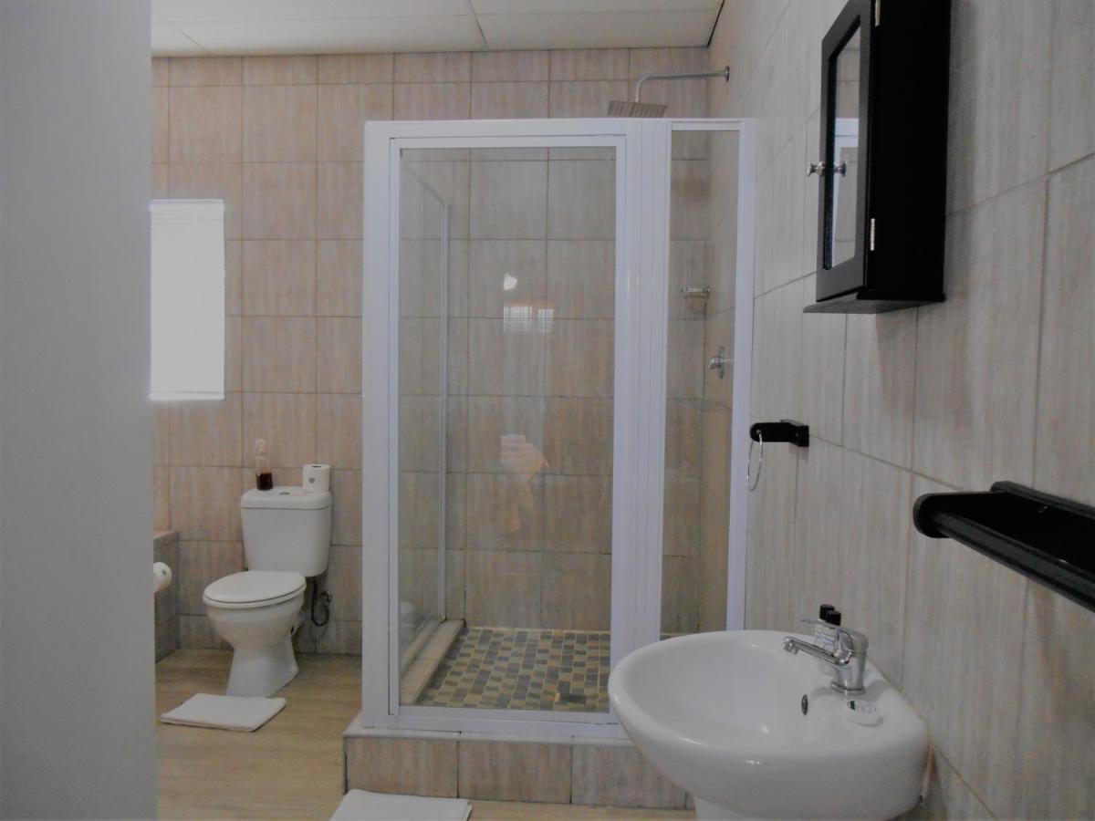 Oakwood Lodge Bloemfontein Bagian luar foto A shower cubicle