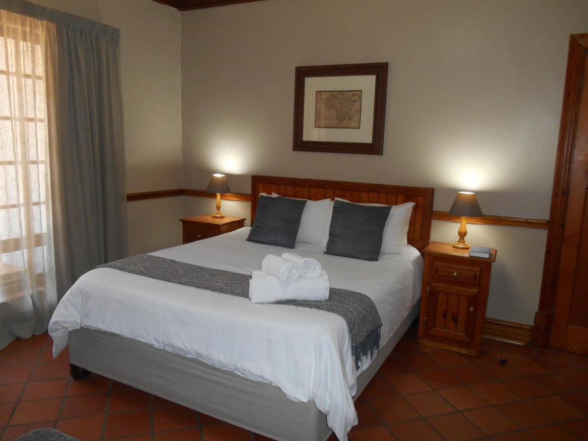 Oakwood Lodge Bloemfontein Bagian luar foto A bedroom at the hotel