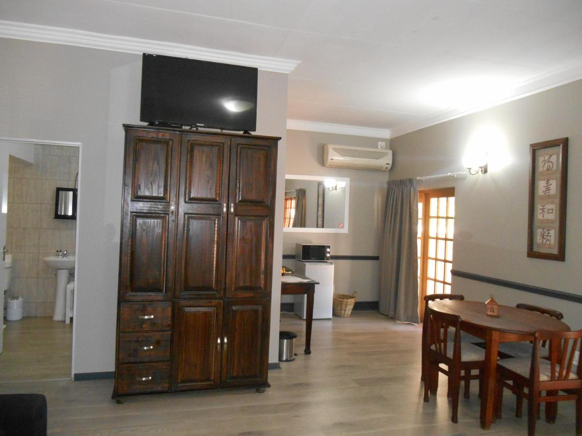 Oakwood Lodge Bloemfontein Bagian luar foto A typical guest room at the hotel