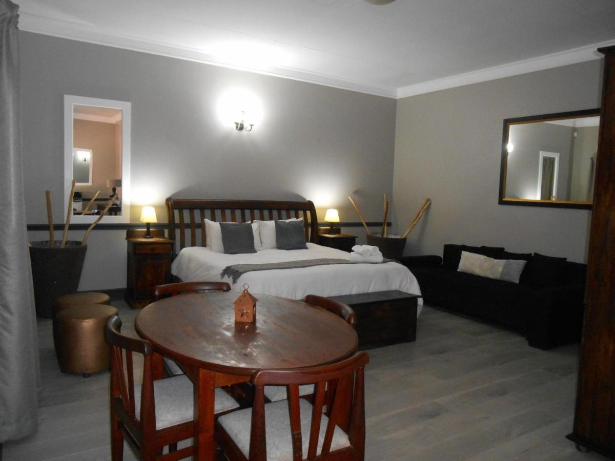 Oakwood Lodge Bloemfontein Bagian luar foto A bedroom in a hotel