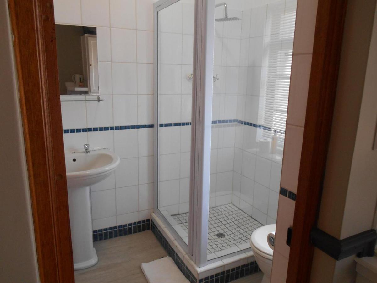 Oakwood Lodge Bloemfontein Bagian luar foto A shower cubicle