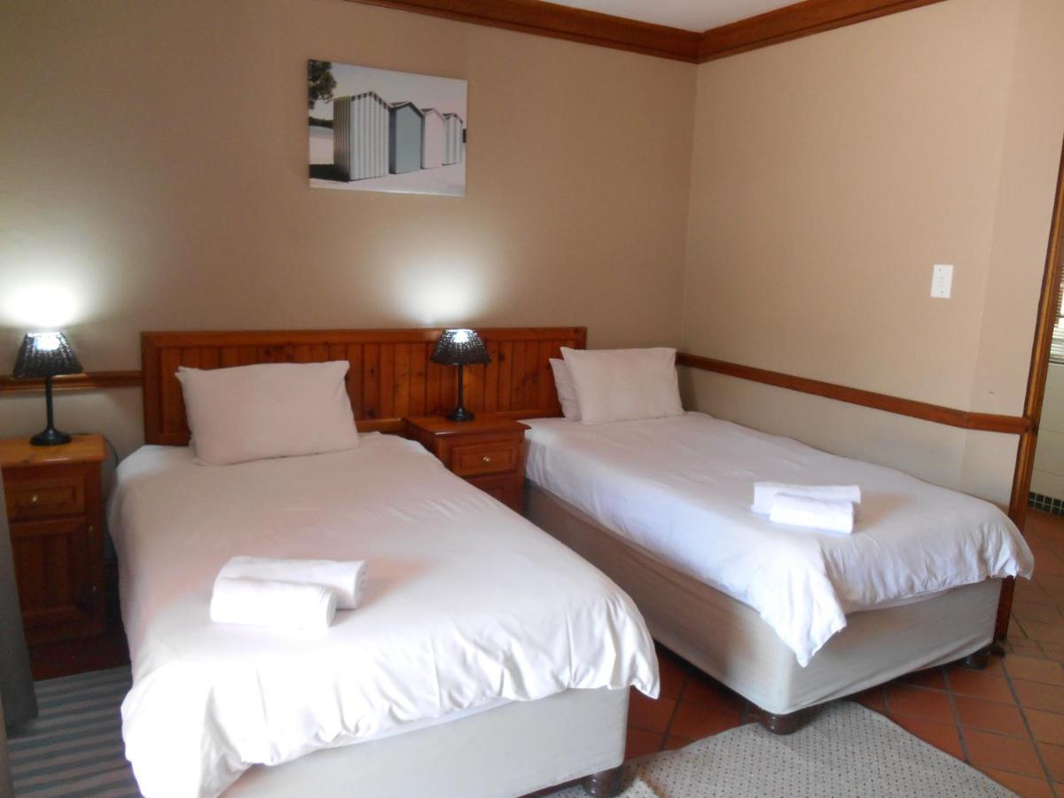 Oakwood Lodge Bloemfontein Bagian luar foto A room at the Protea Hotel, Windhoek