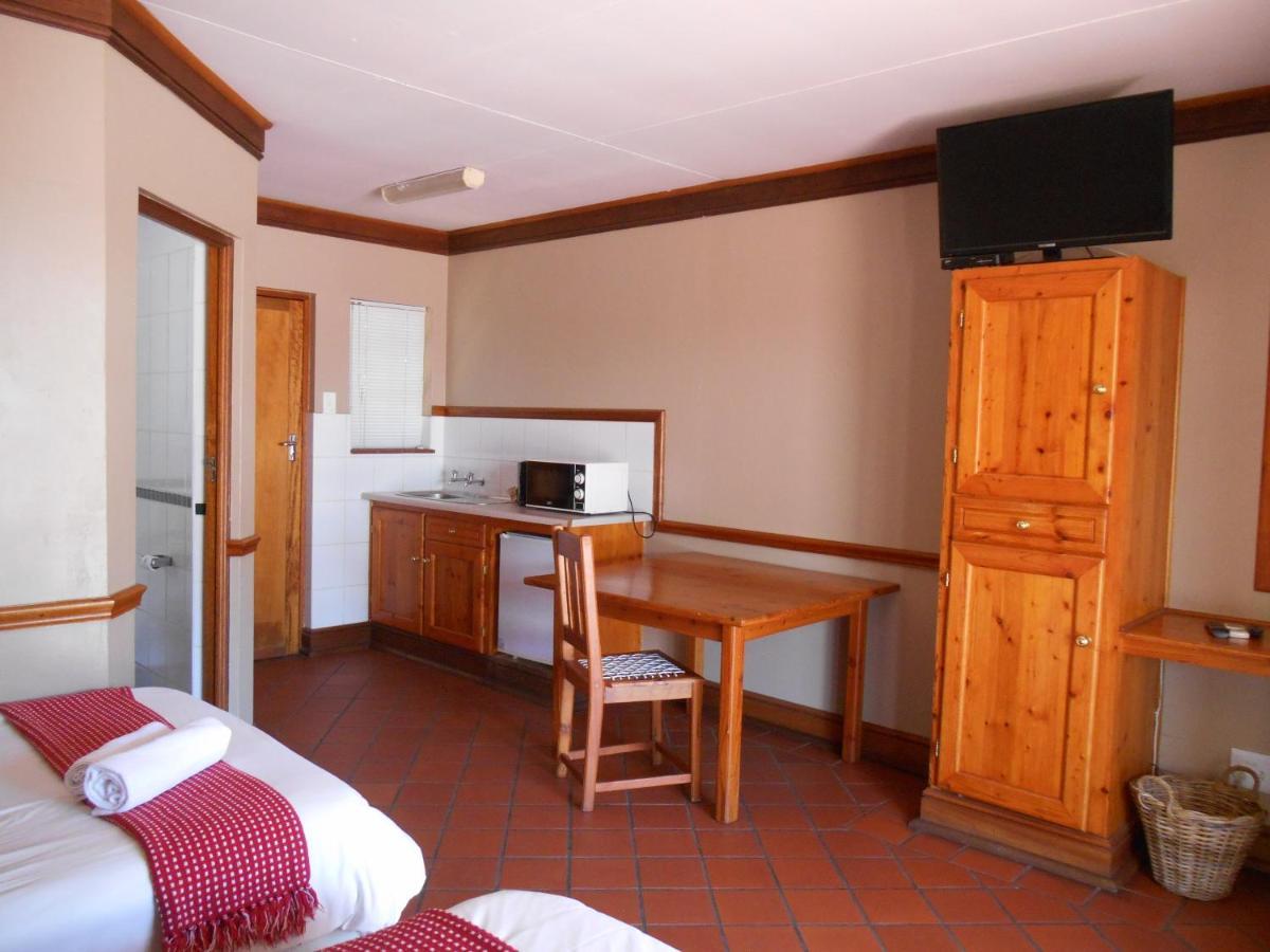 Oakwood Lodge Bloemfontein Bagian luar foto A typical room at the hotel
