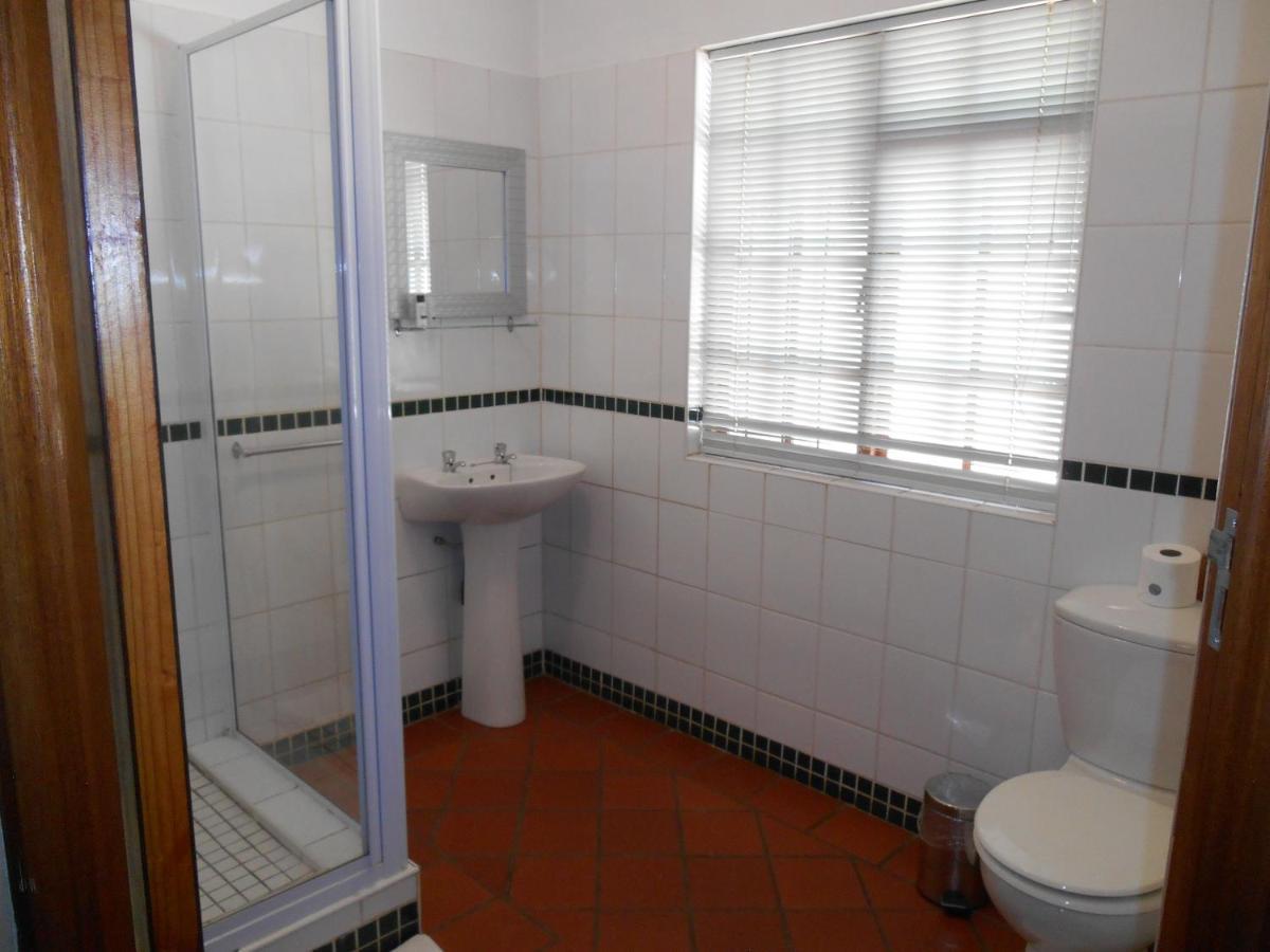 Oakwood Lodge Bloemfontein Bagian luar foto Bathroom