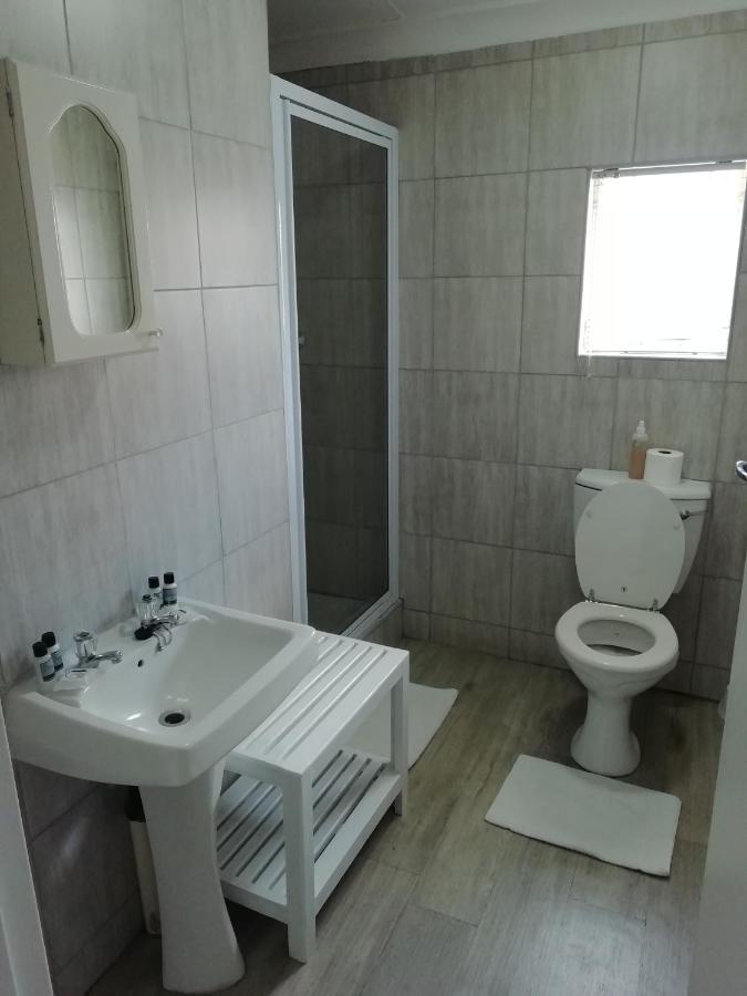 Oakwood Lodge Bloemfontein Bagian luar foto A modern bathroom