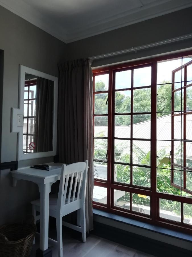 Oakwood Lodge Bloemfontein Bagian luar foto A window with burglar bars