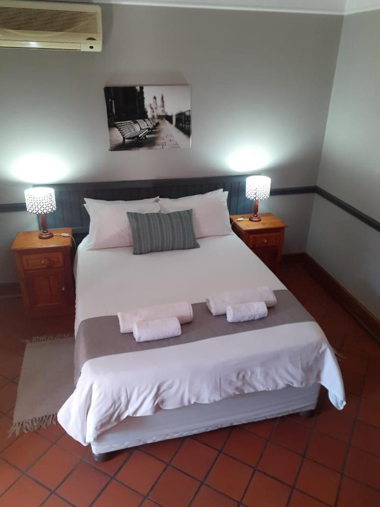 Oakwood Lodge Bloemfontein Bagian luar foto A bedroom at the hotel