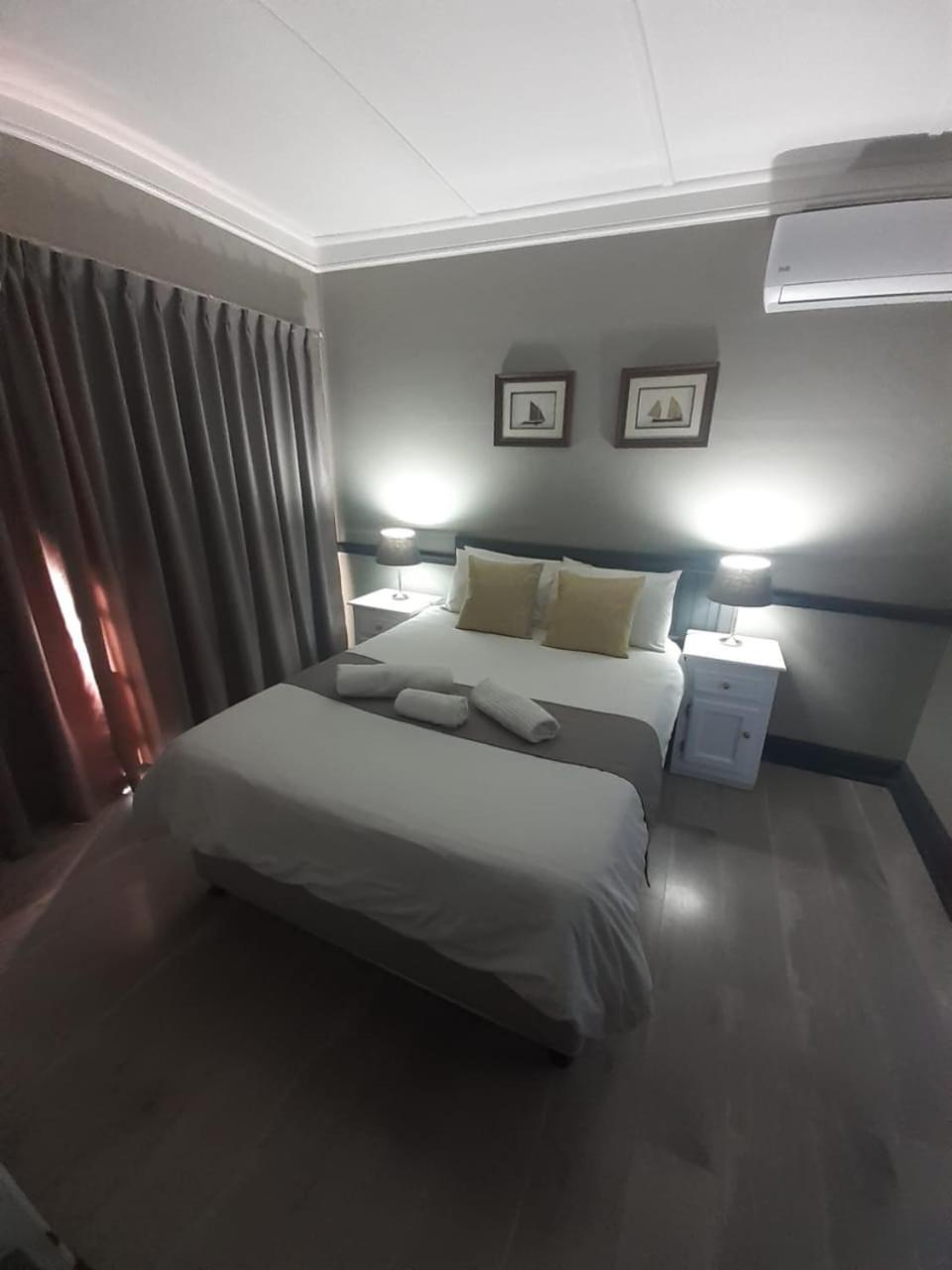 Oakwood Lodge Bloemfontein Bagian luar foto A bedroom at the hotel