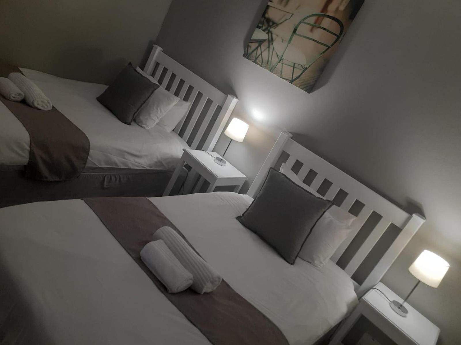 Oakwood Lodge Bloemfontein Bagian luar foto A room at the hotel