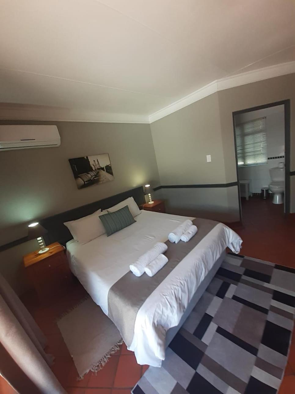 Oakwood Lodge Bloemfontein Bagian luar foto A room at the Protea Hotel, Polokwane