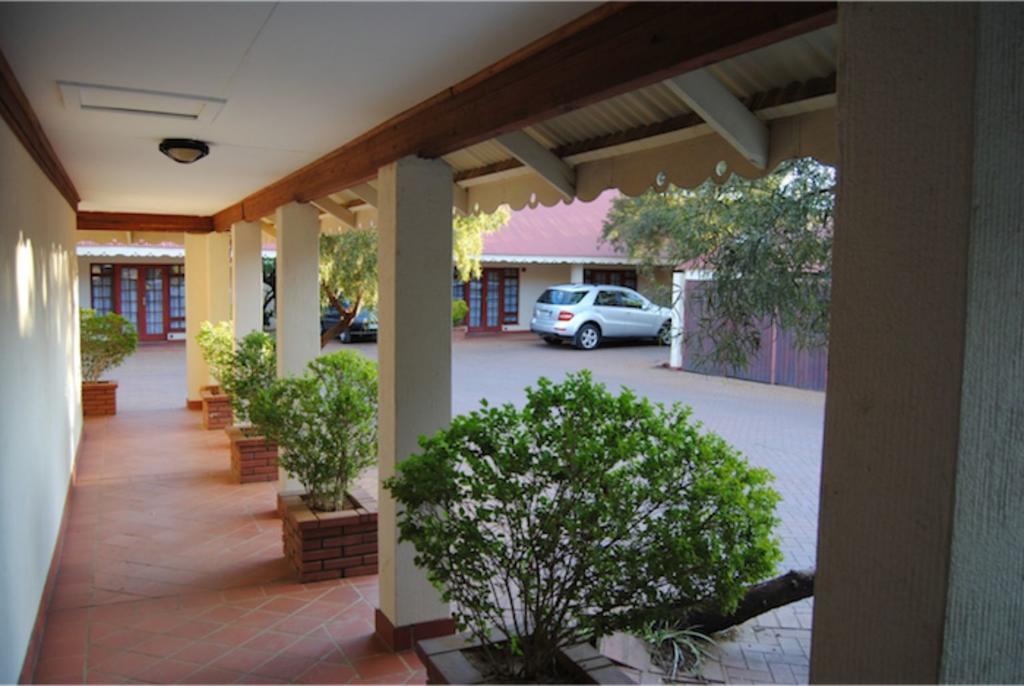 Oakwood Lodge Bloemfontein Bagian luar foto The hotel's interior