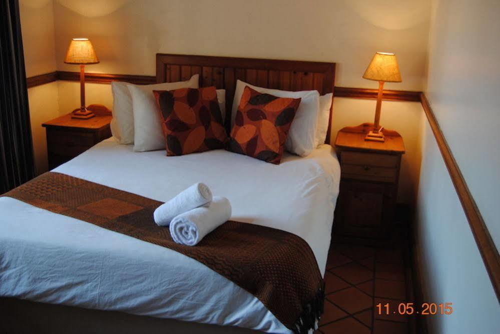 Oakwood Lodge Bloemfontein Bagian luar foto A bedroom at the hotel