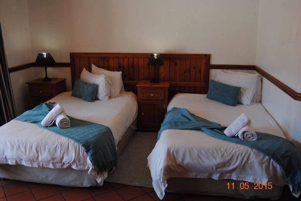 Oakwood Lodge Bloemfontein Bagian luar foto A bedroom at the Protea Hotel, Port Elizabeth