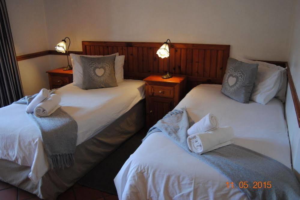 Oakwood Lodge Bloemfontein Bagian luar foto A room at the hotel