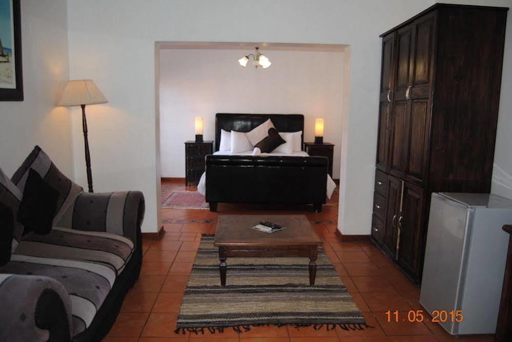 Oakwood Lodge Bloemfontein Bagian luar foto A bedroom in a guest house in South Africa