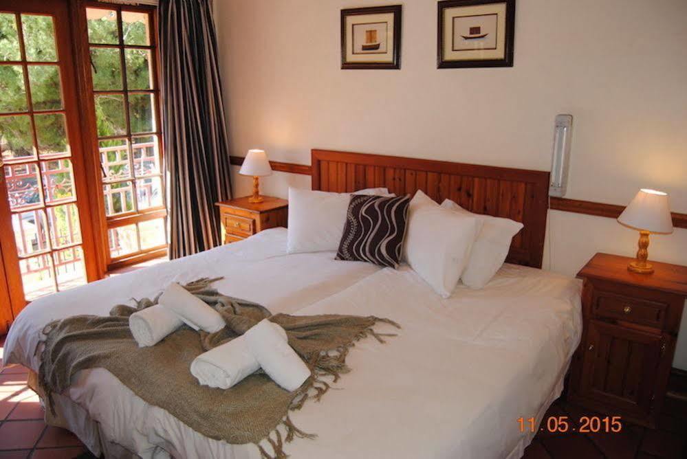 Oakwood Lodge Bloemfontein Bagian luar foto A bedroom at the hotel