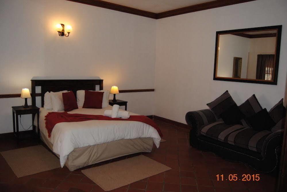 Oakwood Lodge Bloemfontein Bagian luar foto A bedroom at the hotel