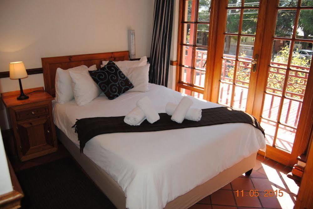 Oakwood Lodge Bloemfontein Bagian luar foto A guest room at the hotel