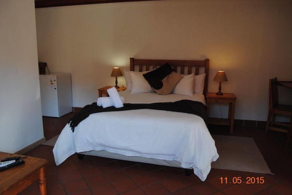 Oakwood Lodge Bloemfontein Bagian luar foto A bedroom at the lodge