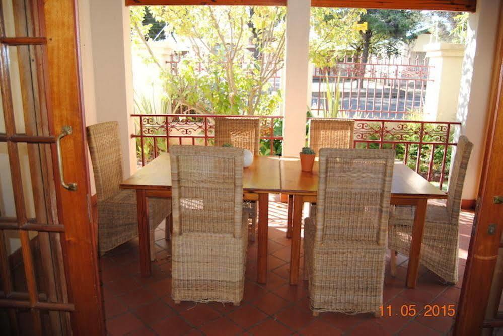 Oakwood Lodge Bloemfontein Bagian luar foto The dining room at the house