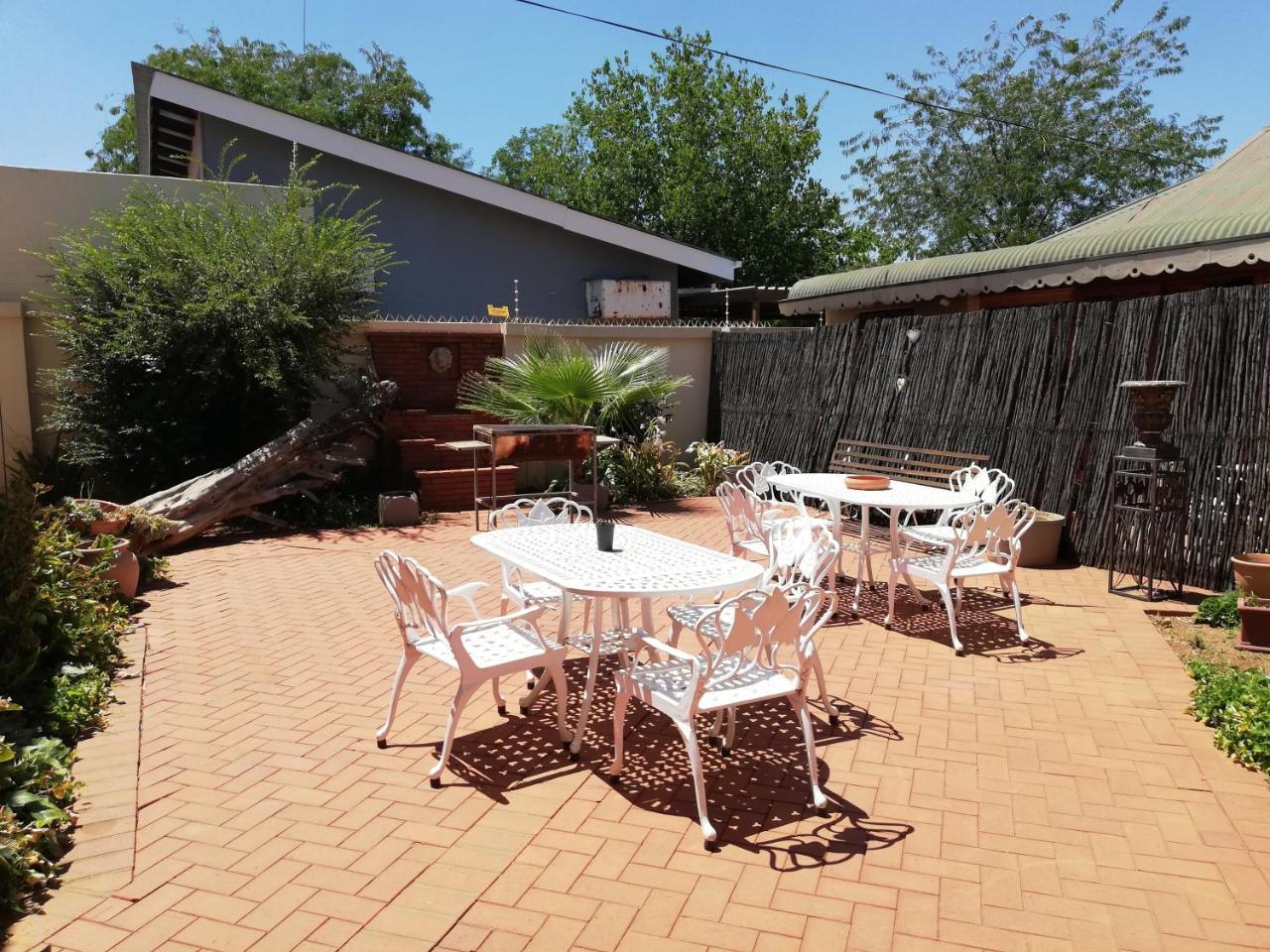 Oakwood Lodge Bloemfontein Bagian luar foto The courtyard at the restaurant