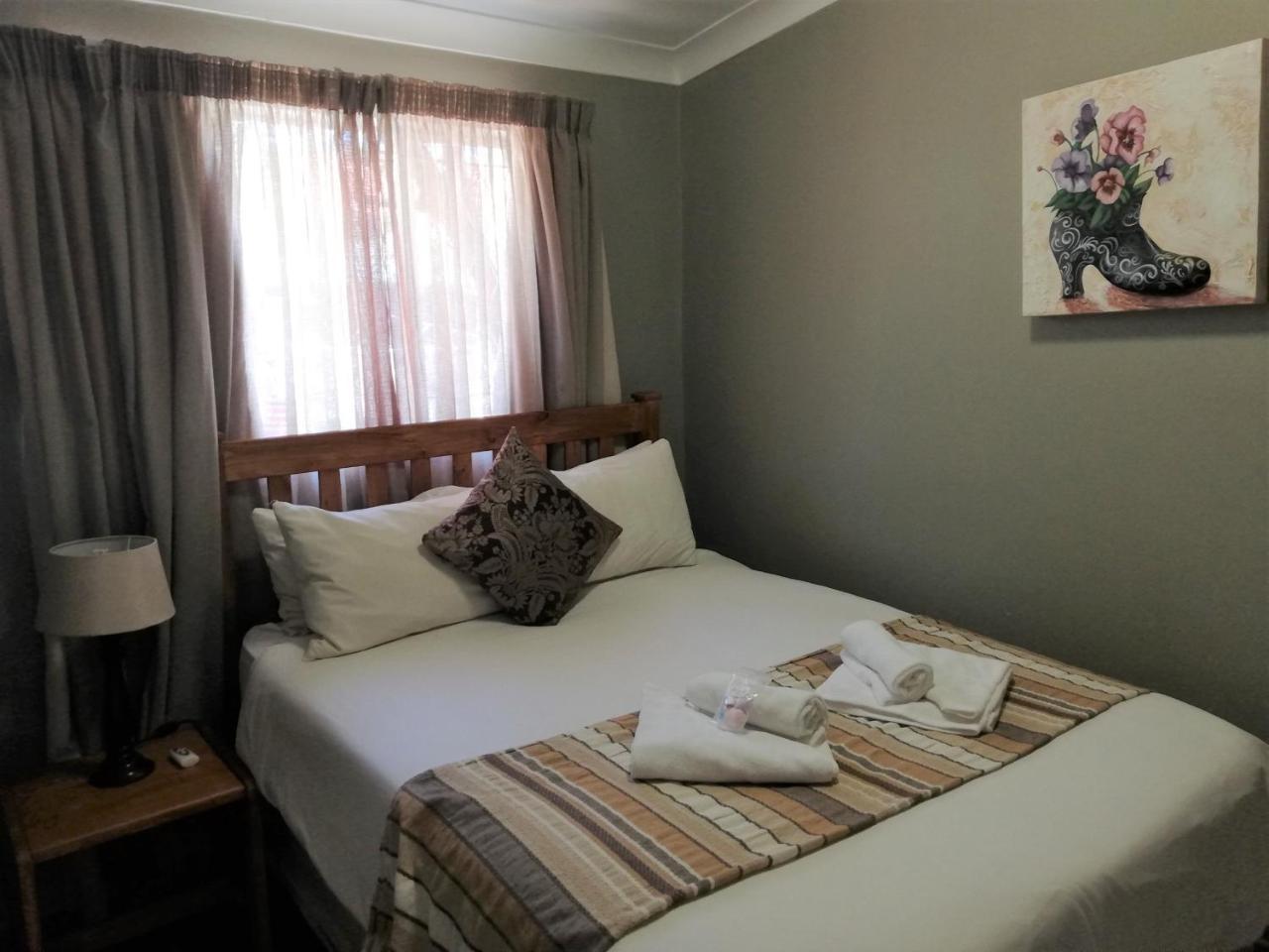 Oakwood Lodge Bloemfontein Bagian luar foto A bedroom at the hotel